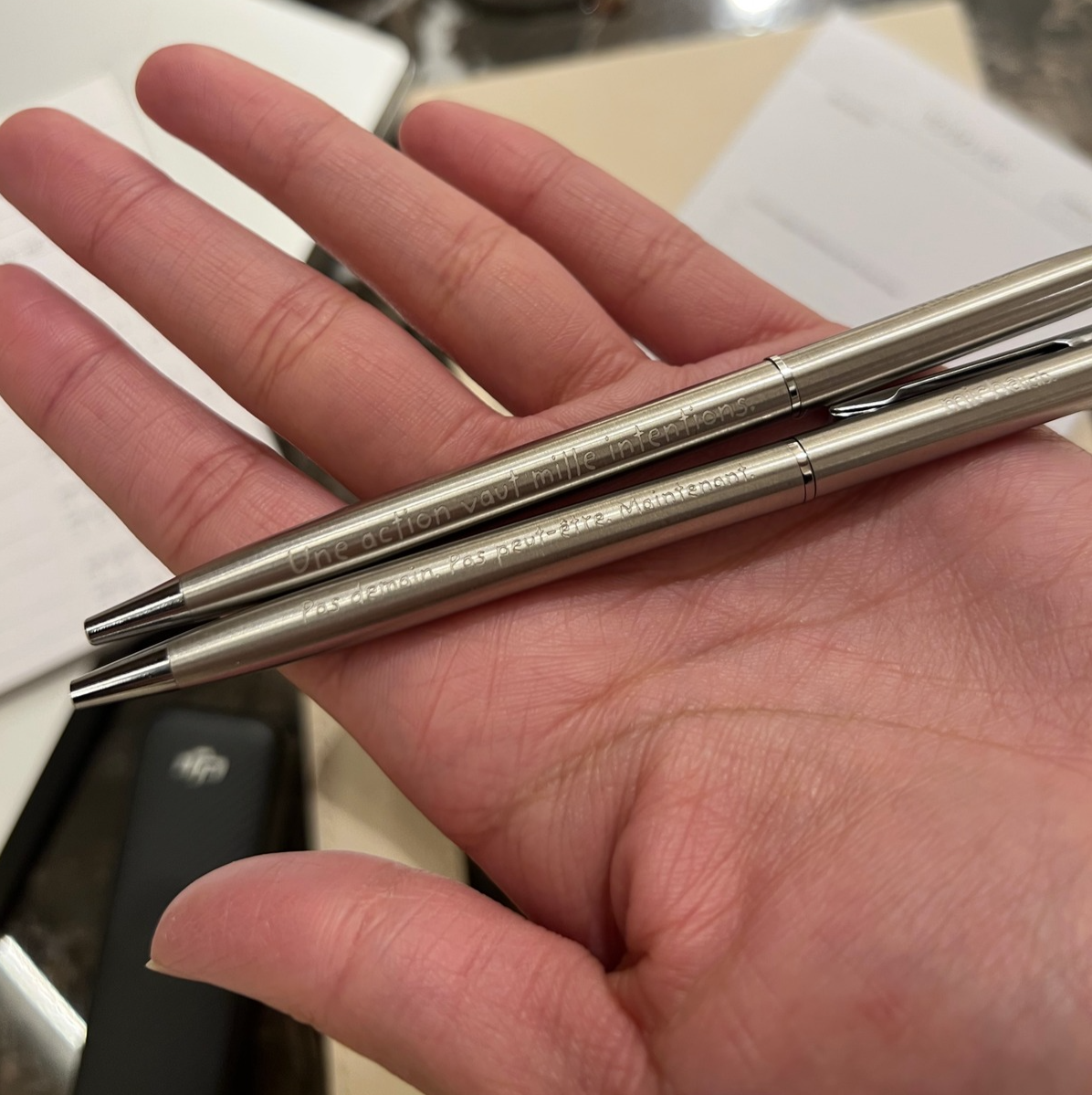 Stylo gravé en métal